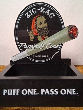 Zig Zag Papers  Cones Advertising Display Puff One Pass One Coin Holder Smoke